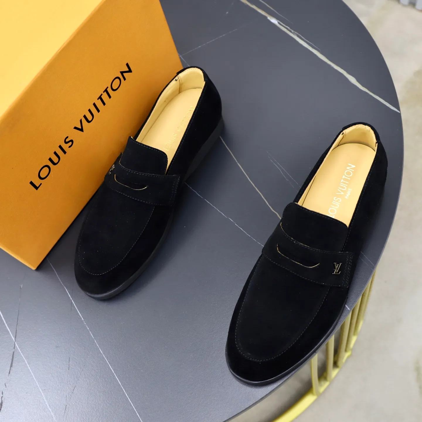 Ex-factory price: 442💰🙅‍♂️🙅‍♂️🙅‍♂️ Brand: LV Louis Vuitton Standard code: 38-44 (45 customized) Grade: Same as the official website Material: Original cow suede material stitching Comfortable and breathable cowhide lining Lightweight wear-resistant foam outsole Style category: Men's fashionable casual shoes Running sports shoes Distinguished luxury brand elements Top luxury color: actual picture color